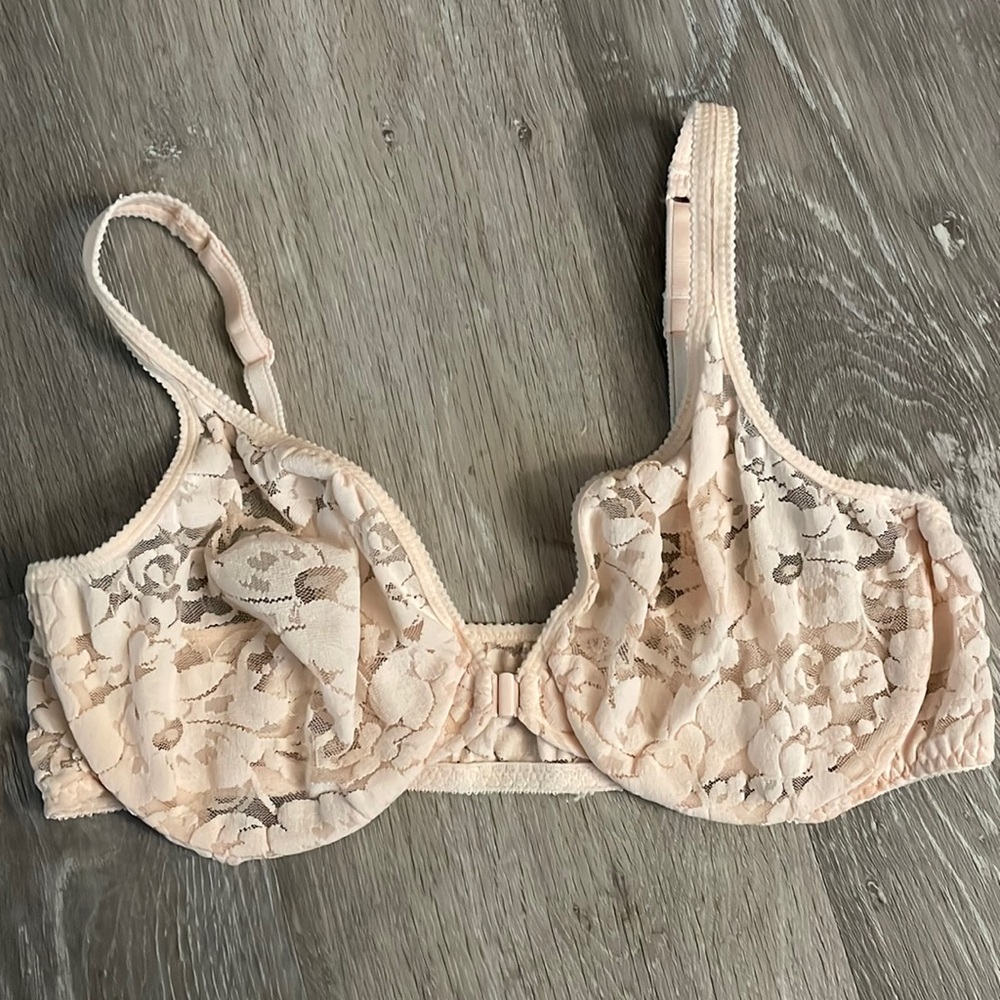 34DD-36D Light pink lace front clasp bra